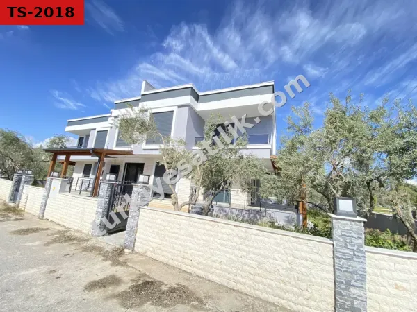 Seferihisar.cumhuriyet Mah.denize 500m Mesafede,geniş Bahçeli Satılık 3+1 Villa"