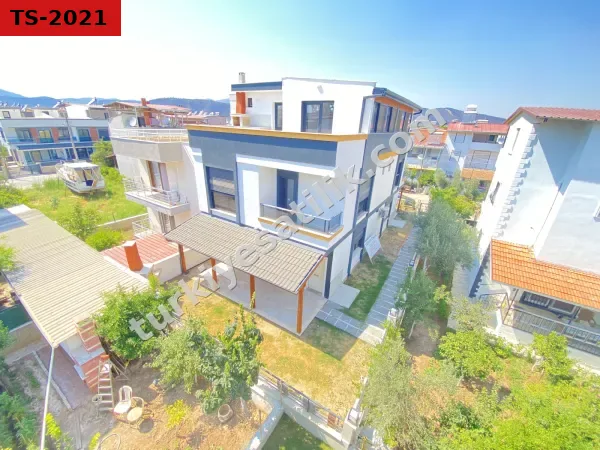 Seferihisa Doğanbeyde Deniz Yakın Bahçeli Satılık 3+1 Villa