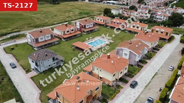Menderes Gümüldür İnönü Mah.de Seçkin Site İçinde | Havuzlu Satılık 3+1 Villa