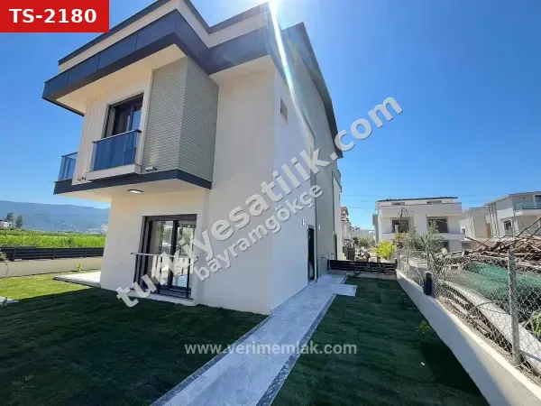 Menderes Gümüldür'de Denize 400m Geniş Bahçeli Lüks 3+1 Müstakil Villa