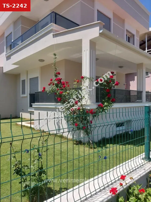 Özdere'de Denize Yakın Doğa Ve Deniz Manzaralı Satılık 6+1 Villa